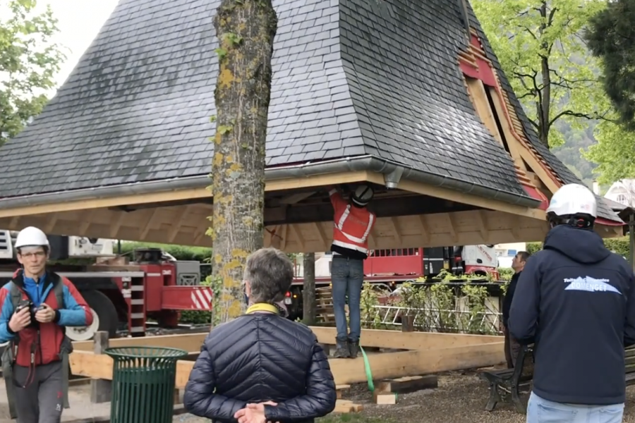 Une toiture entière s’élève dans les airs !