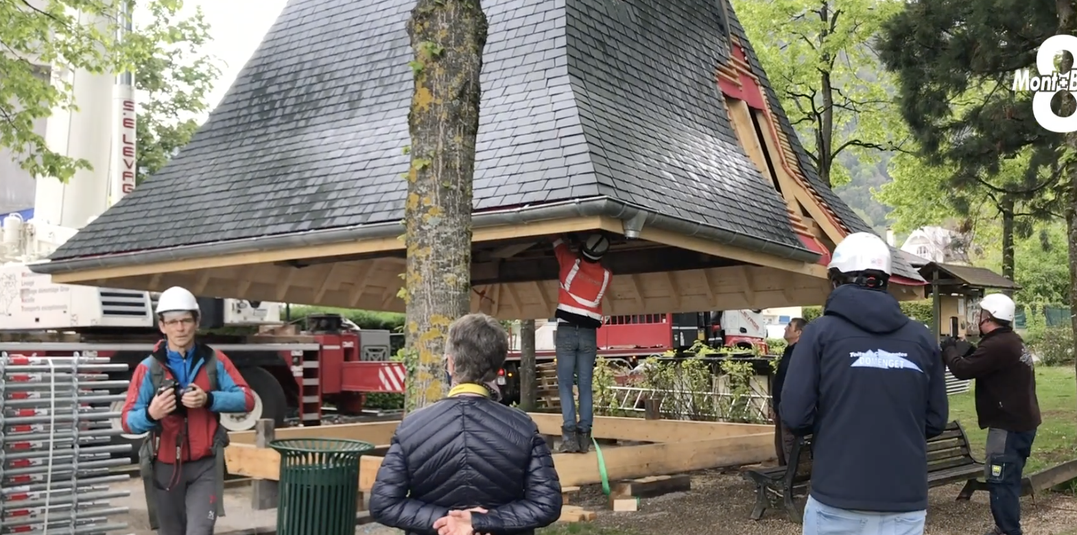 Une toiture entière s’élève dans les airs !